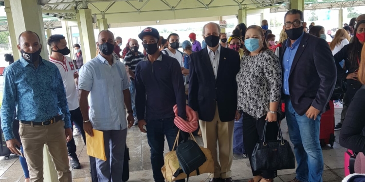 Grupo de 50 dominicanos regresa de Trinidad y Tobago