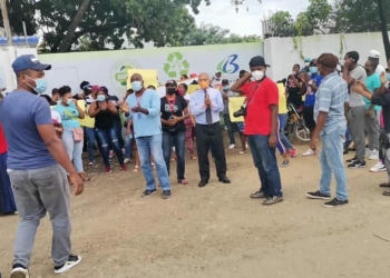 Protestan en Haina para que se cumpla sentencia TSA ordena cierre recicladora de baterías