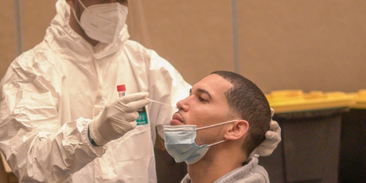 Aplican pruebas anti COVID-19 a jugadores de baloncesto