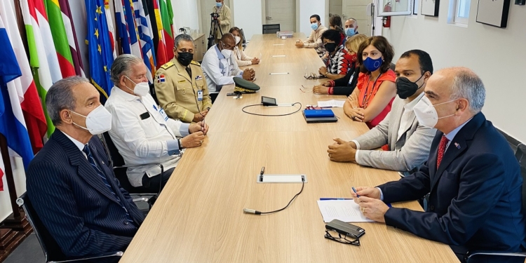 Unión Europea presenta al MESCYT dos programas de investigación científica