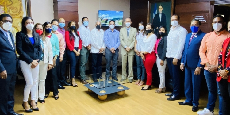 Becados comparten con ministro del MESCYT experiencia de estudios en Costa Rica