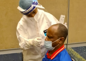 Aplican pruebas anti COVID-19 a jugadores de baloncesto