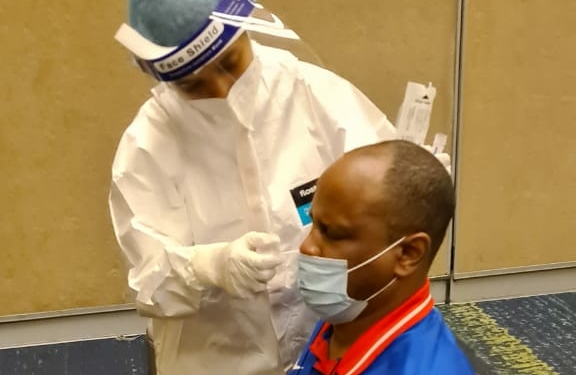 Aplican pruebas anti COVID-19 a jugadores de baloncesto