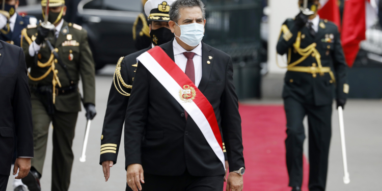 Merino renuncia a Presidencia de Perú en medio de presión social