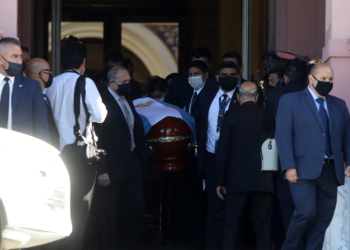 Trasladan restos de Maradona a cementerio para inhumación