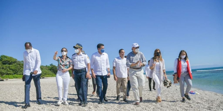 Collado visita el Sur y dice que no solo se invertirá en Pedernales