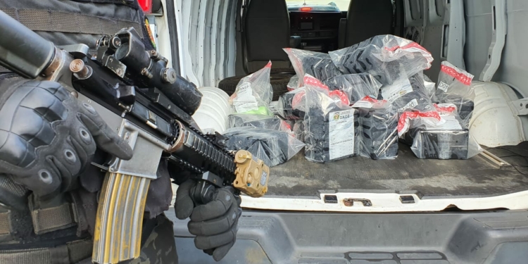 DNCD arresta ocho hombres y ocupa 121 paquetes de "cocaína" en Barahona