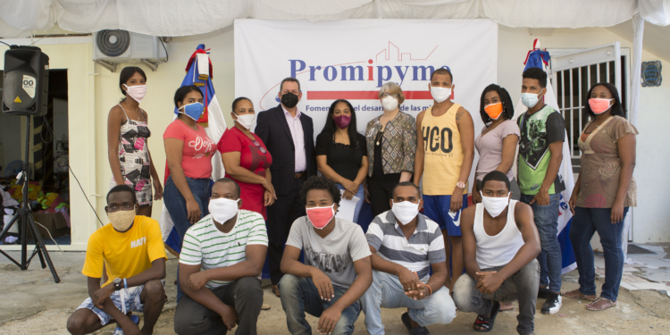 PROMIPYME otorga préstamo de RD$500,000 a propietaria de pequeño negocio de confección de ropa