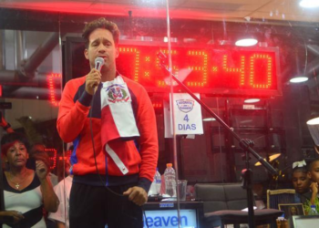 Detrás de Record Guinness, Carlos Silver cantará cerca de 5,000 temas musicales.