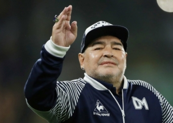 Muerte de Maradona enlutece al fútbol en el mundo