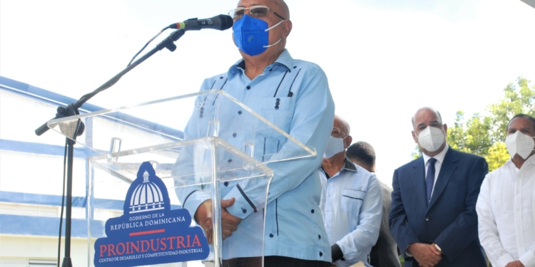 Presidente de tabacalera El Artista comprometido con crear empleos en Salcedo