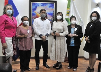 Ministro de Agricultura reconoce primera promoción de mujeres