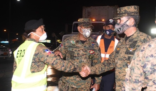 Mandos militares y policiales constatan en las calles se cumpla toque de queda