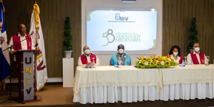 UNEV inviste 1,108 nuevos profesionales de grado en Graduación Ordinaria