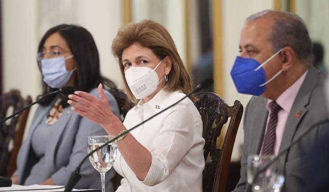 Gobierno gestiona con otras farmacéuticas vacuna anti COVID-19