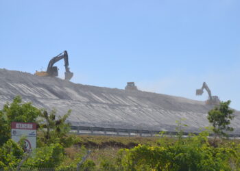 Denuncian continúa creciendo montaña de cenizas tóxicas de Punta Catalina