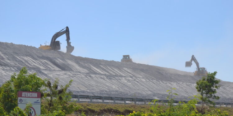 Denuncian continúa creciendo montaña de cenizas tóxicas de Punta Catalina