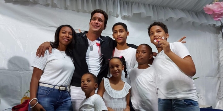 Carlos Silver logró superar las 105 horas cantando para alcanzar Récord Guinness