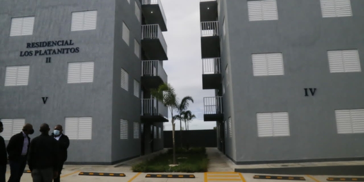 Gobierno entrega 72 apartamentos a familias cañada Los Platanitos