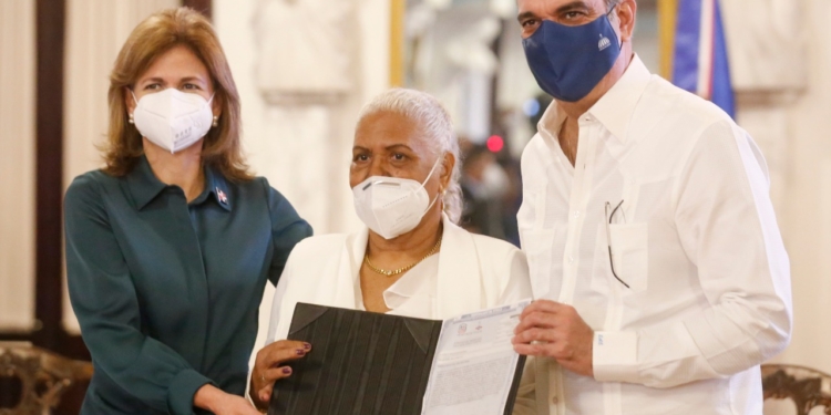 Presidente Abinader entrega títulos de propiedad a 495 familias