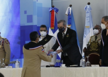 Abinader preside investidura de más de 2,400 nuevos profesionales militares