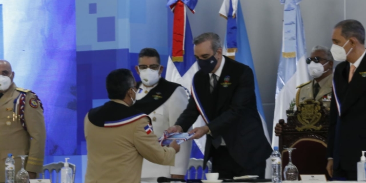 Abinader preside investidura de más de 2,400 nuevos profesionales militares