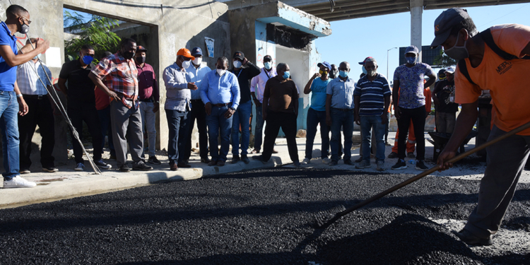Obras Públicas asfalta calles de Boca Chica, La Caleta y Andrés