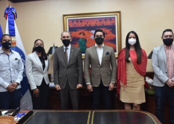 Trabajan alianza estratégica a favor de egresados de inglés de inmersión