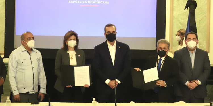 Gobierno aumentará un 30% al salario de los médicos y otorgará un incentivo por antigüedad