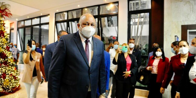 Roberto Fulcar se reintegra al MINERD tras superar covid-19