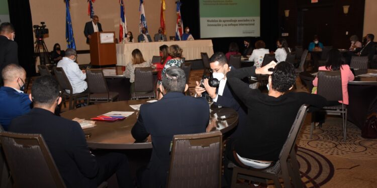 MESCYT y las IES trabajan la educación superior de RD como marca país