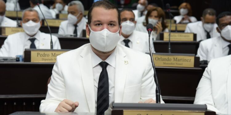 Diputado plantea opciones para evitar a corto plazo conflicto con Uber