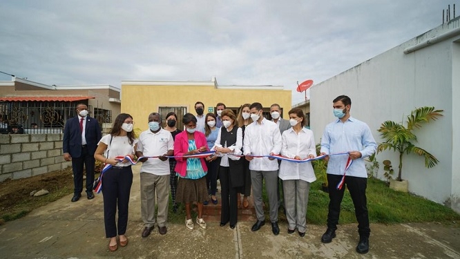 Vicepresidenta entrega vivienda a maestra de 67 años en Hato Nuevo