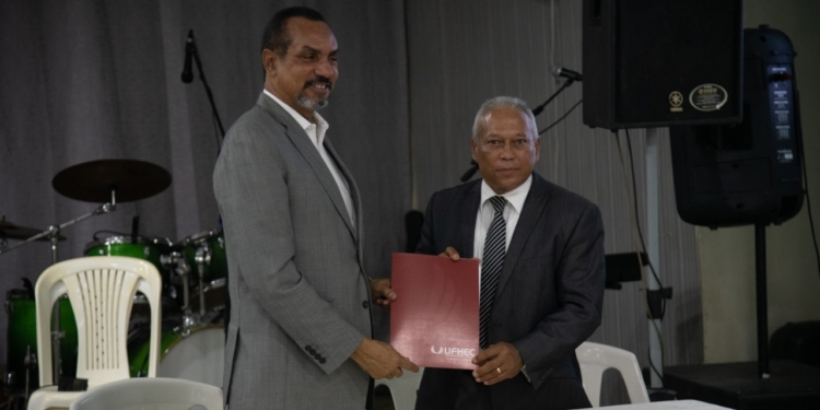 UFHEC colabora con Federación de Pastores y Líderes Evangélicos entregando becas en SDE