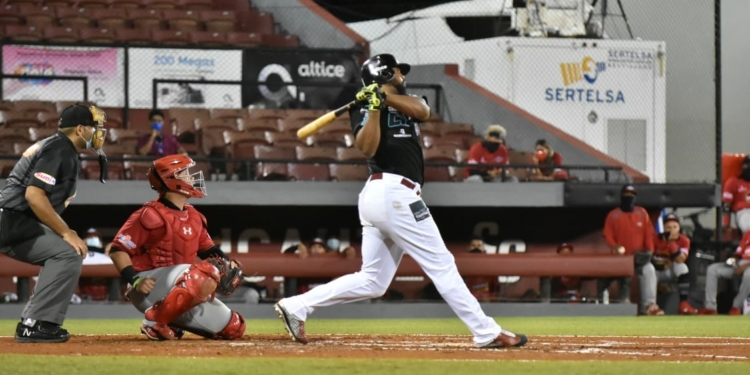 Peguero conecta grand slam guiando a los Gigantes sobre Leones