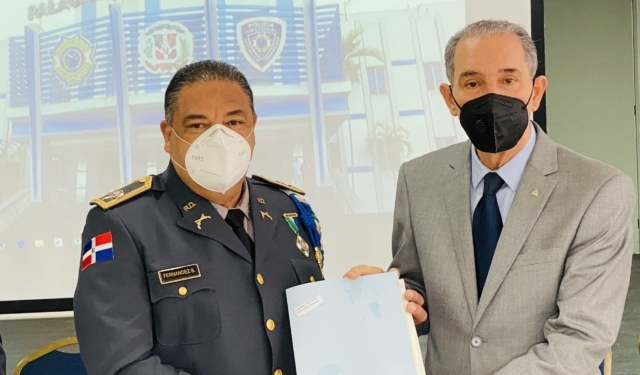 MESCYT, PN y Universidad Psicología Industrial firman acuerdo interinstitucional