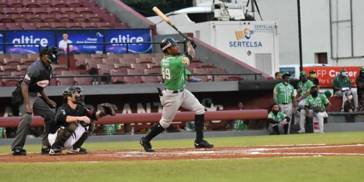 Estrellas vencen a los Gigantes con dos cuadrangulares de Rainel Rosario