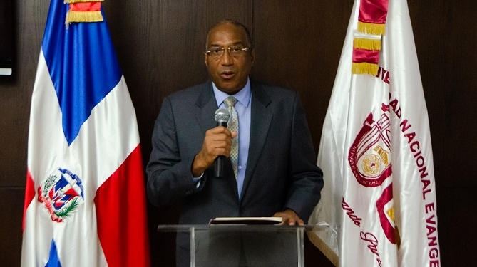 Rector de la UNEV dice iglesias cristianas deben invertir de manera intencional en educación