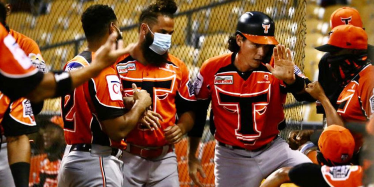 Toros del Este vencen a las Águilas en Santiago