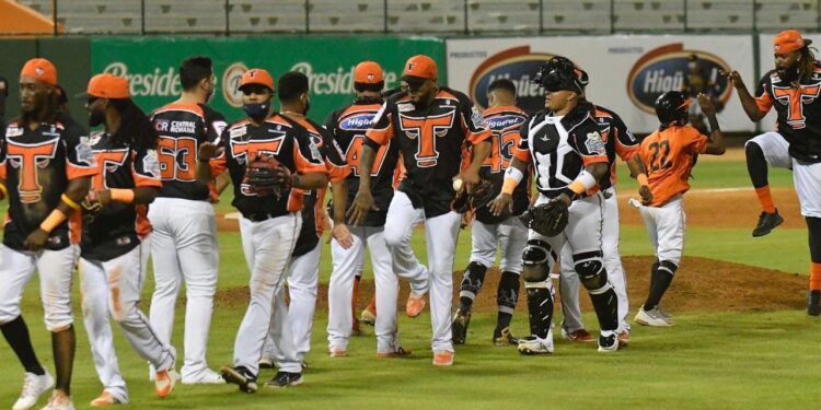 Los Toros ganan segundo juego serie semifinal a las Águilas