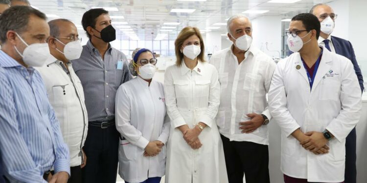 Vicepresidenta y ministro de Salud visitan centros en Santiago