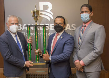 Entregan a Banreservas copa del Campeonato Interbancario de Ajedrez Virtual