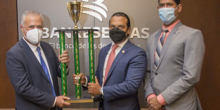 Entregan a Banreservas copa del Campeonato Interbancario de Ajedrez Virtual