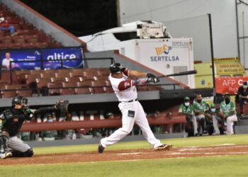 Gigantes blanquea Estrellas en apertura serie semi final