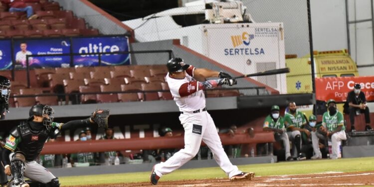 Gigantes blanquea Estrellas en apertura serie semi final
