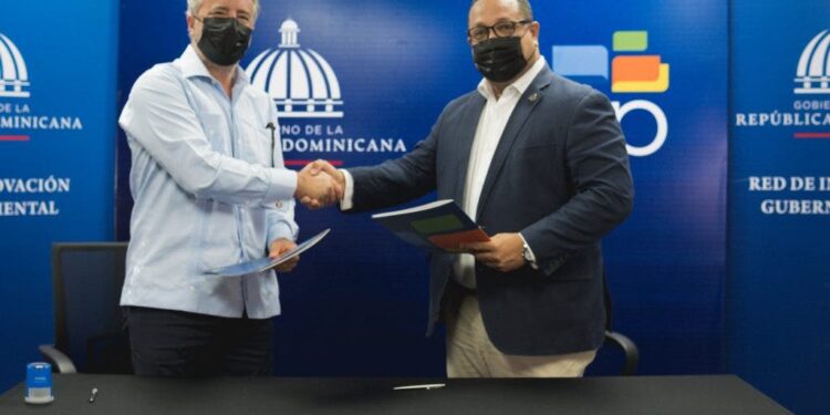 Firman convenio para enseñar un segundo idioma a servidores públicos