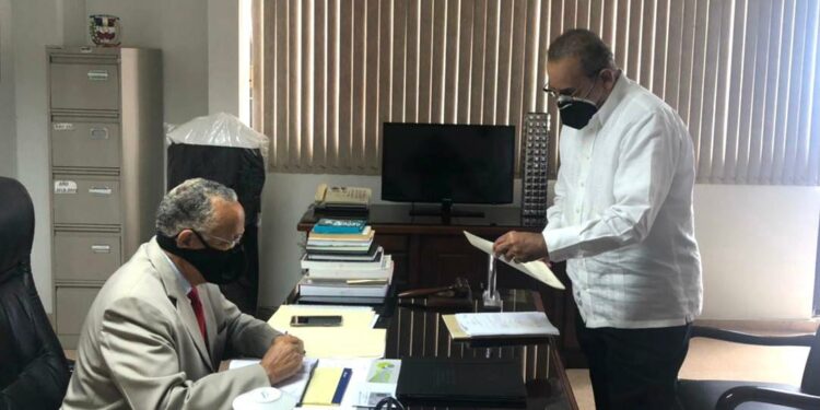 Abel Martínez pone querella penal contra fiscal de Santiago