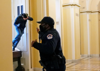 Muere oficial que enfrentó turba asaltó el Capitolio en Washington