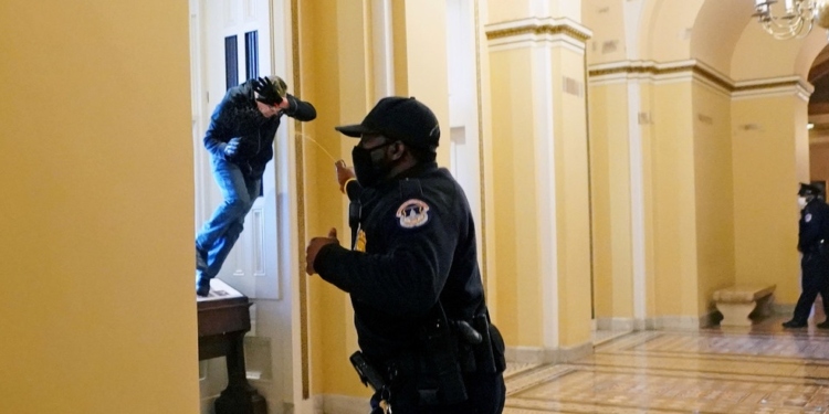 Muere oficial que enfrentó turba asaltó el Capitolio en Washington