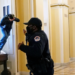 Muere oficial que enfrentó turba asaltó el Capitolio en Washington